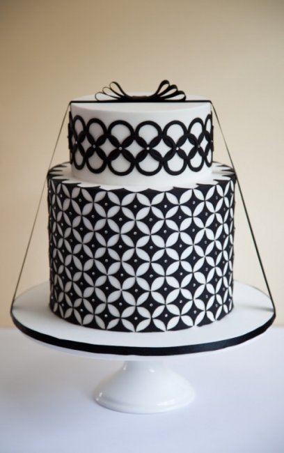 Черно-белый геометрический торт