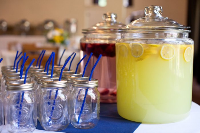 Напитки для свадебного лаунжа в сине-желтом цвете