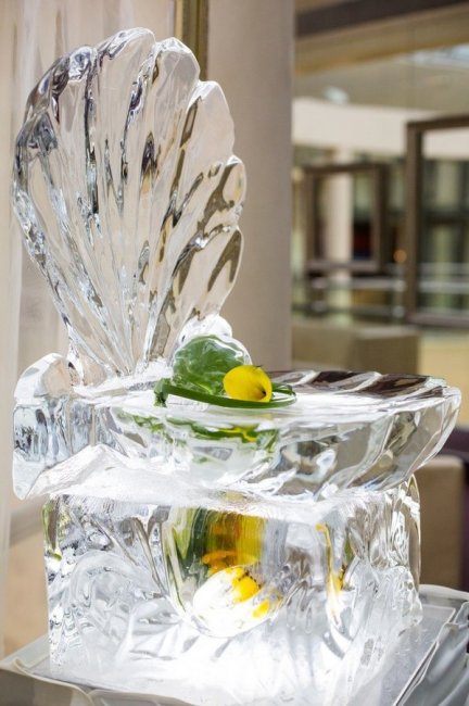Ледяная скульптура с фруктами