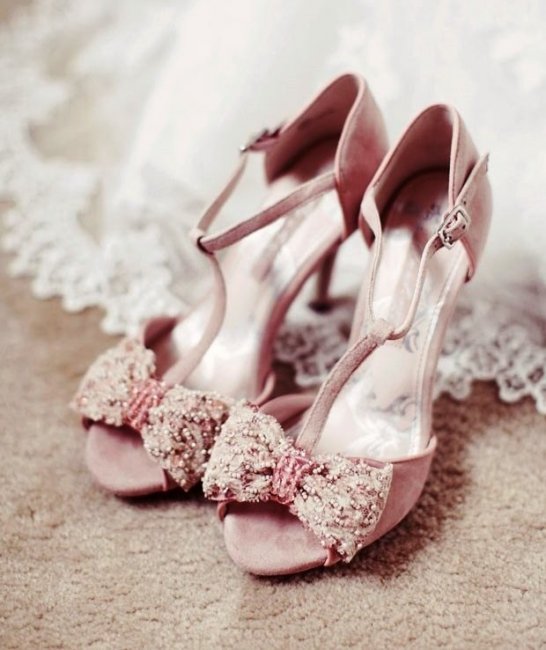 Стильные свадебные туфли с бантом