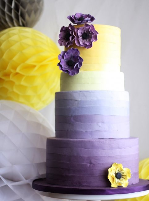 Свадебный торт в фиолетово-желтом цвете