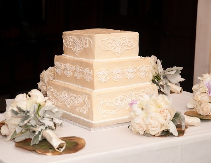 Украшение торта для свадьбы в цвете айвори