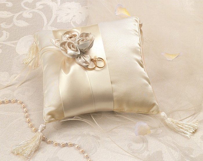 Подушка для колец в цвете айвори
