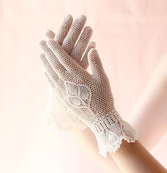 Вязаные кружевные перчатки