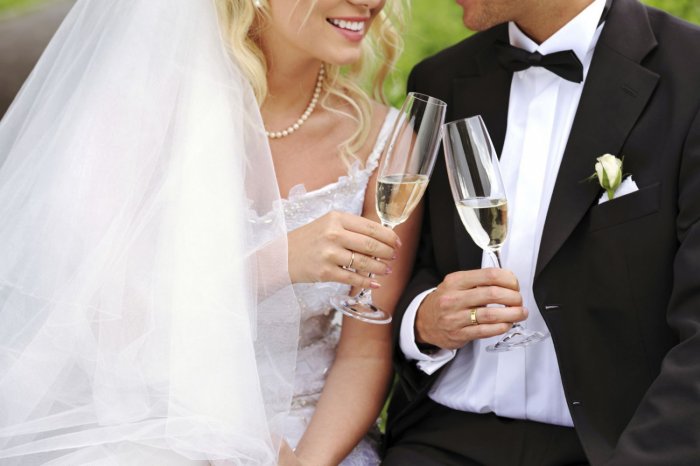 Жених и невеста с шампанским