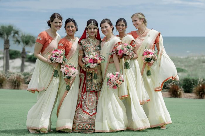 Индийская невеста с подружками