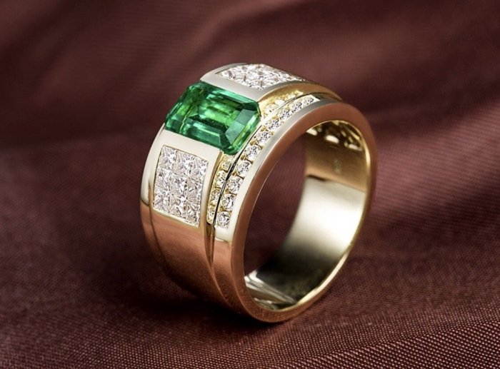Обручальное кольцо с драгоценными камнями