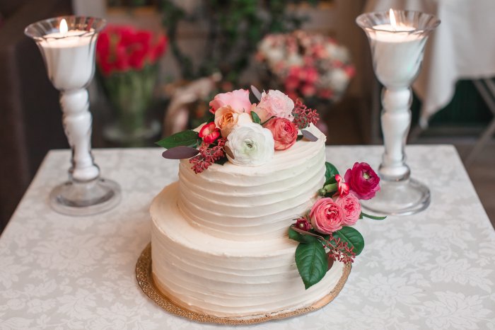 Двухъярусный свадебный торт с цветами
