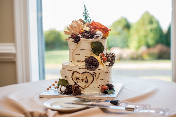 Двухъярусный торт с цветами на свадьбу