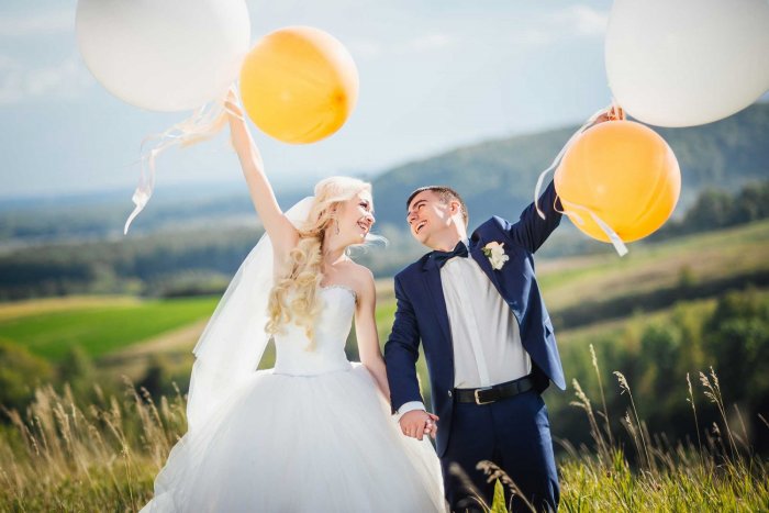 Жених и невеста запускают шары