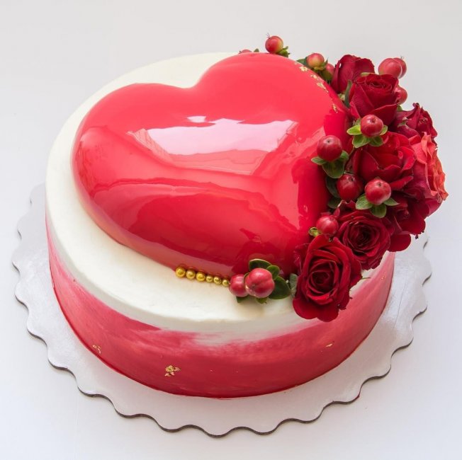 Красный зеркальный торт на свадьбу