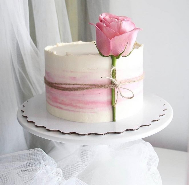 Свадебный торт с живым цветком