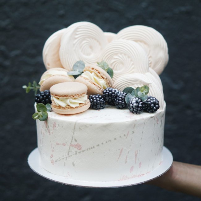 Свадебный торт с зефирным декором