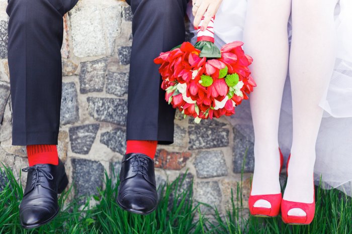 Носки жениха и туфли невесты одного цвета