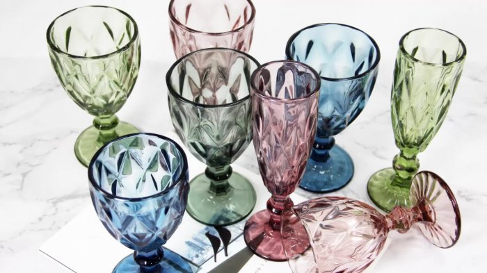 Красивые бокалы-кубки из цветного стекла