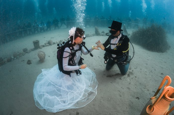 Необычная свадьба под водой