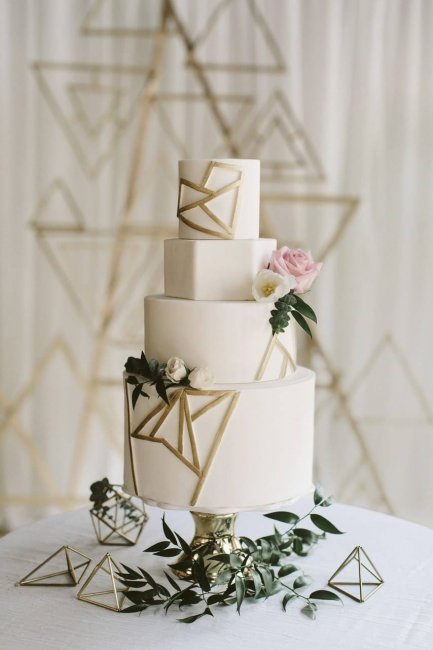 Свадебный торт с разными коржами