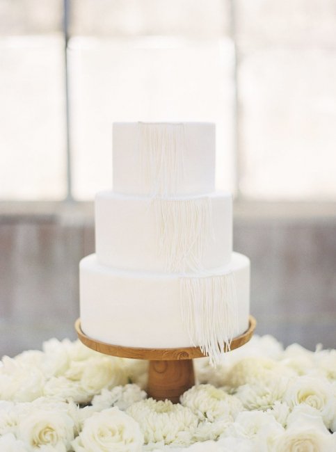 Белоснежный свадебный торт