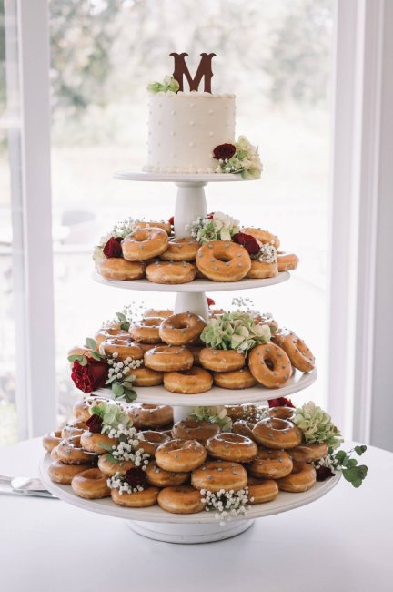 Свадебный торт и пончики