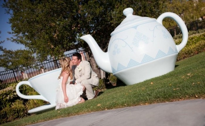 Свадебная фотосъемка с чашками и чайником