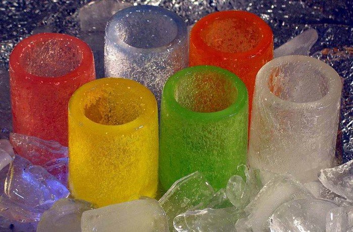 Разноцветные стаканчики изо льда