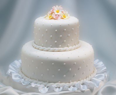 Свадебный торт, украшенный жемчужными бусинками