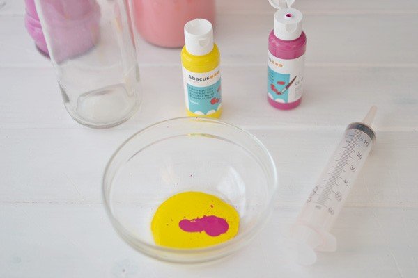 Вылейте краску в пластиковую миску