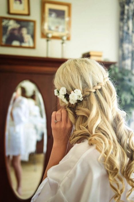 Свадебная прическа с косой и цветами