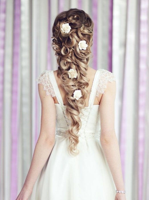Коса с цветочками на свадьбу