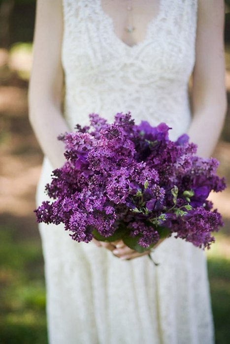Ярко-фиолетовый букет невесты с сиренью