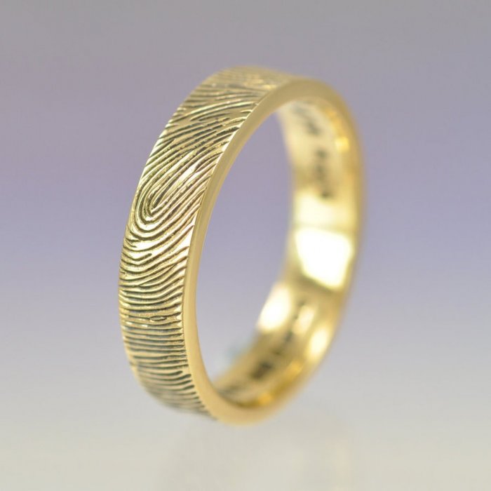 Золотое кольцо с отпечатком пальцев