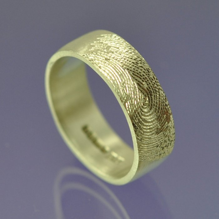 Золотое кольцо с отпечатком пальцев