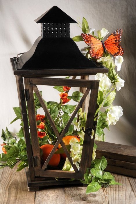Лампа с цветами в свадебном декоре