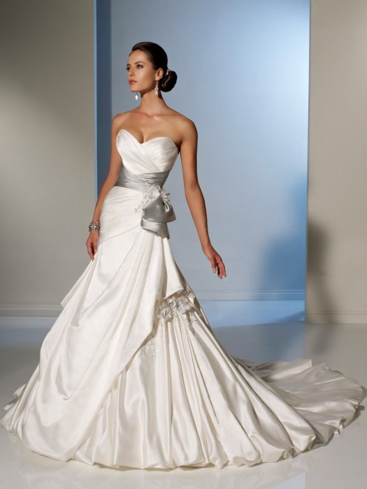Свадебное платье с серым поясом
