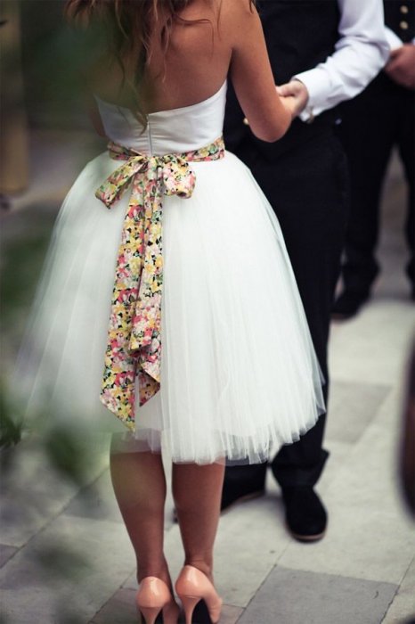 Свадебное платье с цветочным принтом на поясе