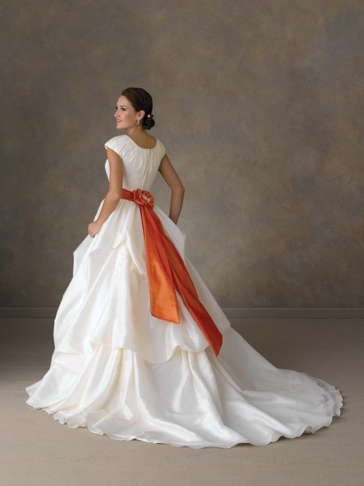 Свадебное платье с оранжевым поясом