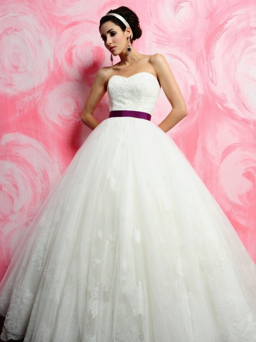 Свадебное платье с фиолетовым поясом