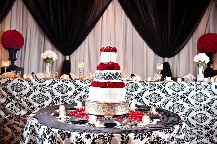 Свадебный стол с тортом