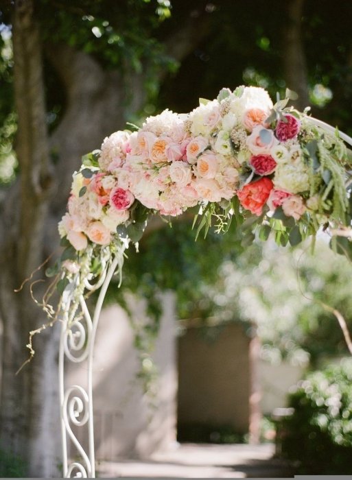 Нежный декор свадебной арки цветами