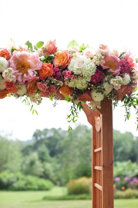 Цветочный декор свадебной арки