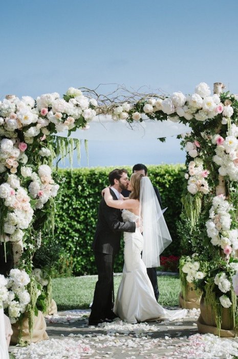 Свадебная арка, украшенная цветами