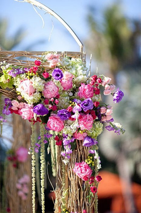 Яркий цветочный декор свадебной арки