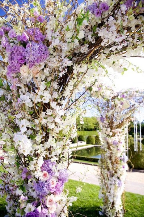 Роскошное цветочное оформление свадебной арки