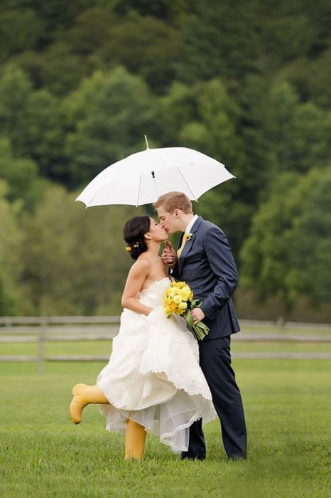 Яркие резиновые сапожки для свадьбы в дождливый день