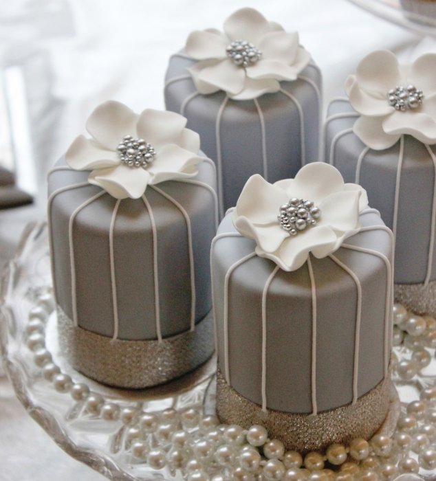 Серые мини-торты на свадьбу