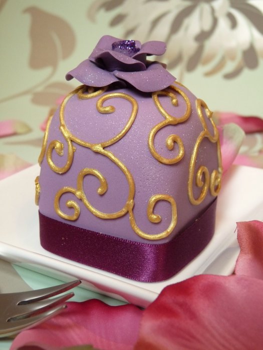 Фиолетовый мини-торт на свадьбу