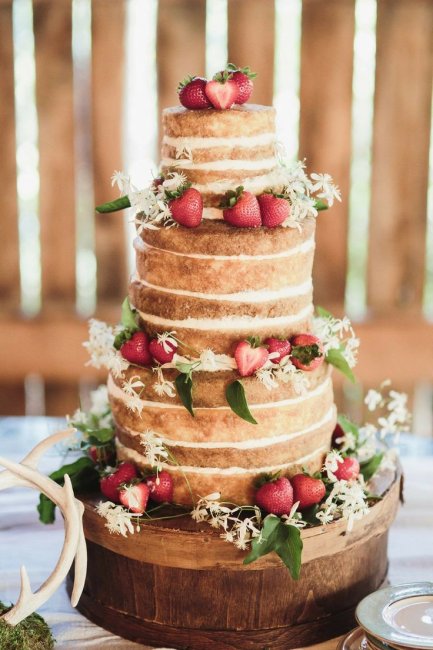Торт на свадьбу с клубникой