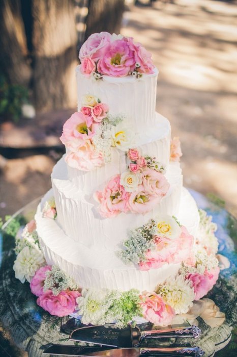 Свадебный торт с яркими цветами