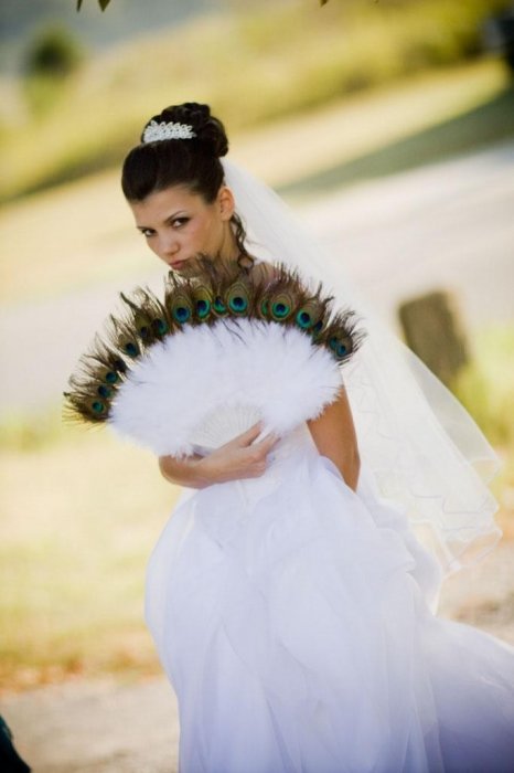 Веер невесты с павлиньими перьями