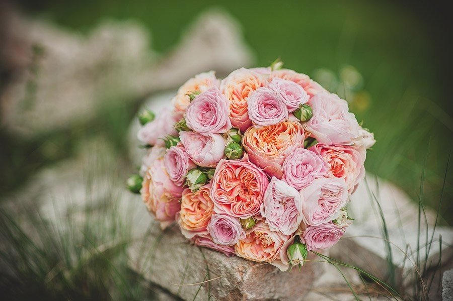 Пионовидные розы в свадебной флористике